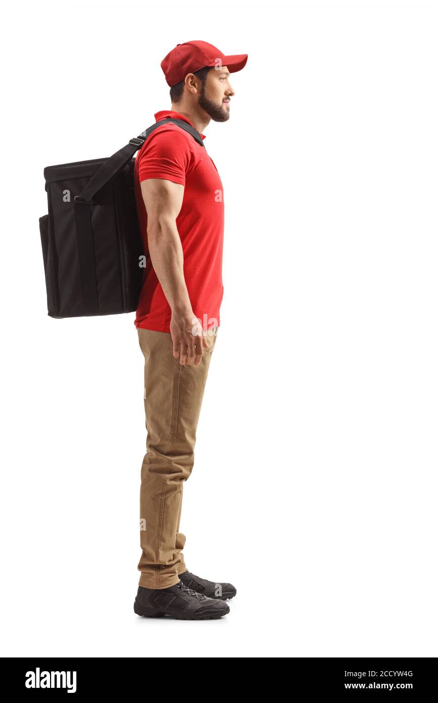 Prise de vue en profil d'un préposé à la livraison de nourriture debout avec un sac sur son dos isolé sur fond blanc Banque D'Images