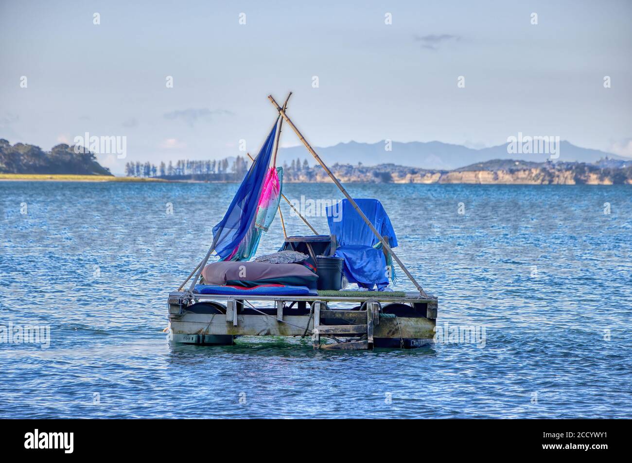 Un ponton auto-fait avec des couleurs vives qui dérivent sur la mer/l'eau. Il ressemble à une belle culture hippie. Banque D'Images