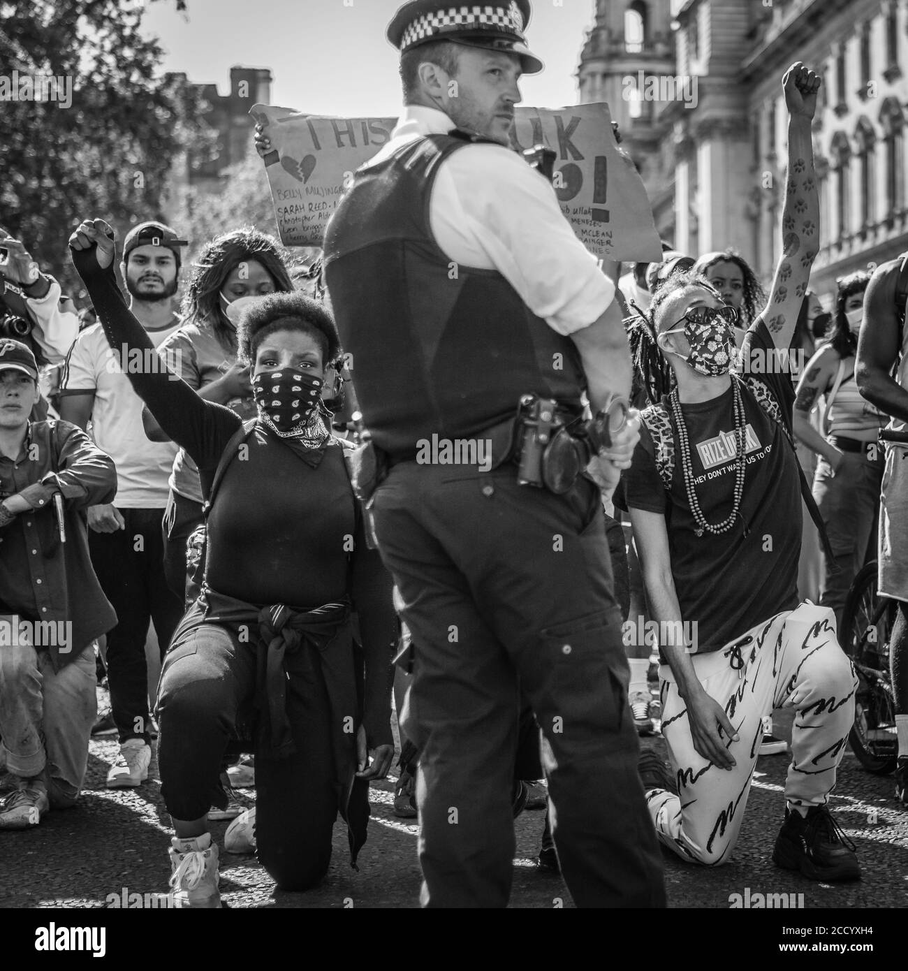 Les manifestants prennent le genou lors de l'enfermement pandémique à Londres après le meurtre de George Floyd aux États-Unis. Banque D'Images