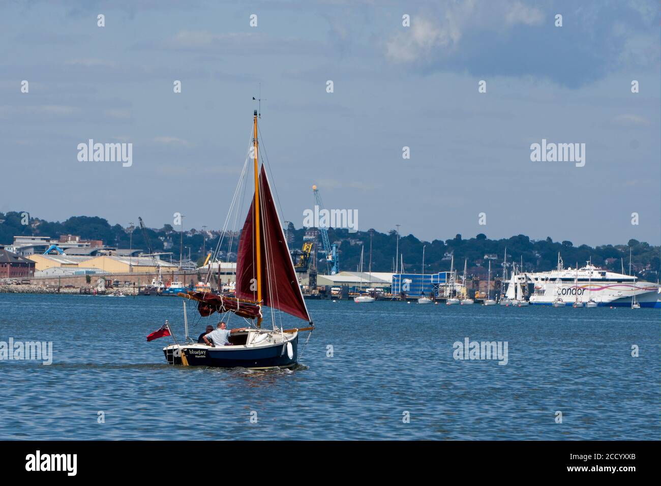 Shrimper naviguant dans le port de Poole près du terminal de ferry Banque D'Images