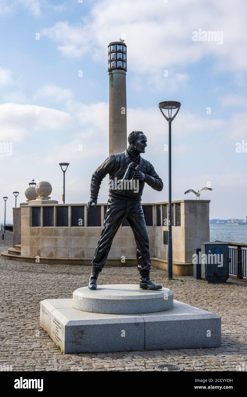 Memorial au capitaine Frédéric John Walker DSO par Tom Murphy sur Pier Head, Liverpool, Angleterre, Royaume-Uni Banque D'Images