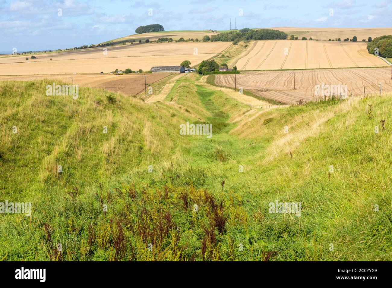 Fossé et terre rempart de la vue de Wansdike à Morgans Hill, près de Devozes, Wiltshire, Angleterre, Royaume-Uni Banque D'Images