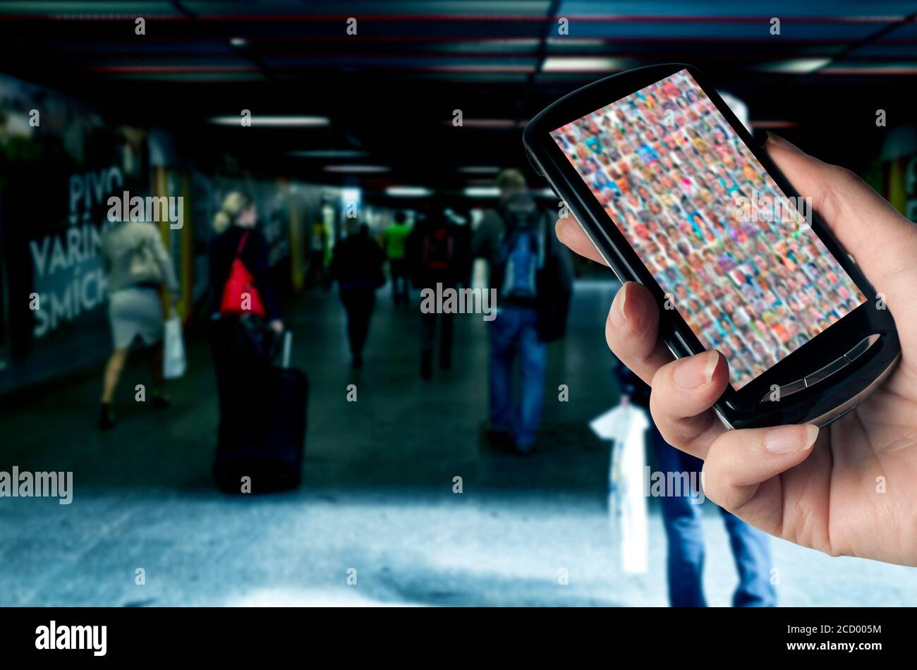 main tenant un smartphone avec de nombreuses images de personnes sur l'écran, les médias sociaux et datant concept en ligne Banque D'Images