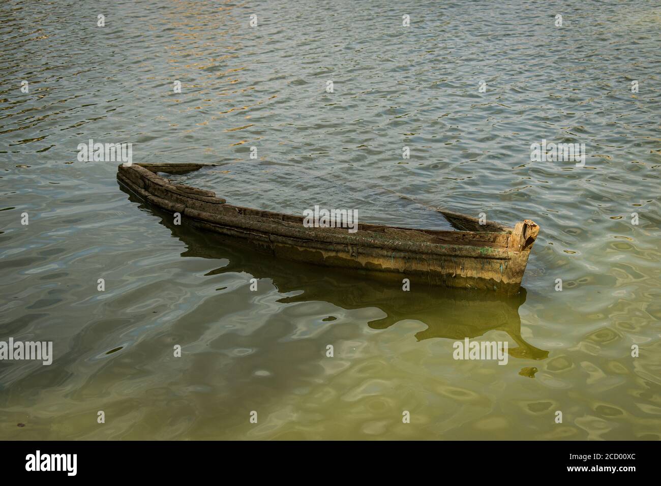 vieux bateau épaté à moitié submergé au bord du lac Banque D'Images