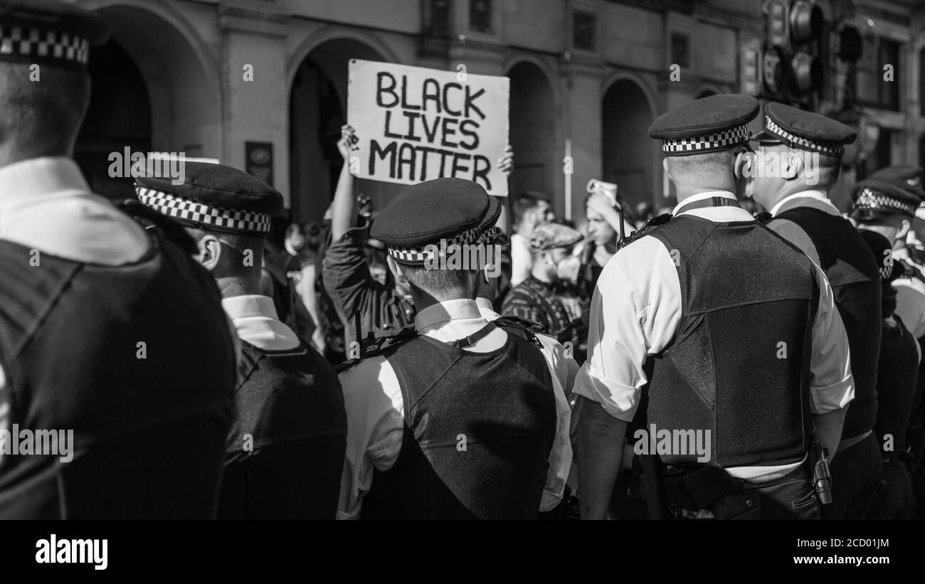 La police britannique veille à ce qu'une Black Lives fasse des manifestations à Londres Banque D'Images