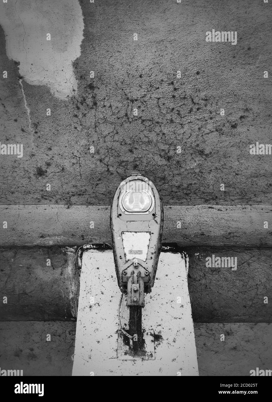 Gros plan d'un lampadaire électrique LED, photographie de rue Moody en noir et blanc. Détails d'architecture urbaine d'extérieur rouillés et sales, vieux béton St Banque D'Images