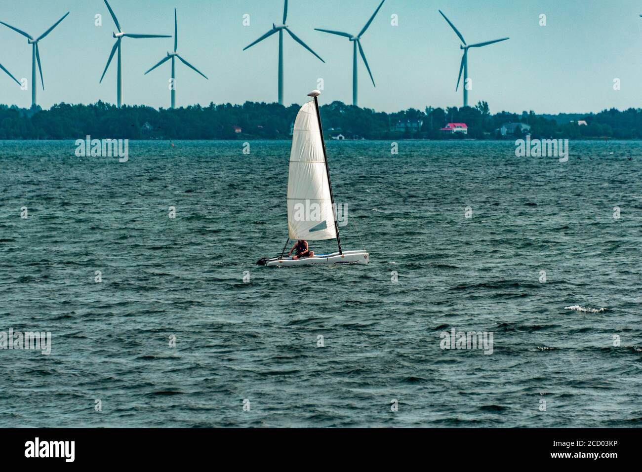 le catamaran traverse l'île sur laquelle le vent des turbines sont installées Banque D'Images