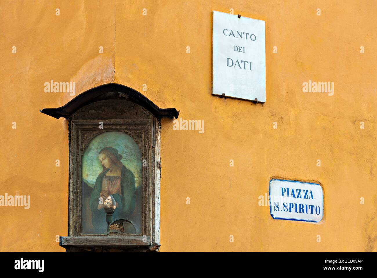 Un aperçu poétique sur la piazza Santo Spirito coeur de la Quartier populaire de San Frediano à Florence avec un petit tabernacle au premier plan Banque D'Images