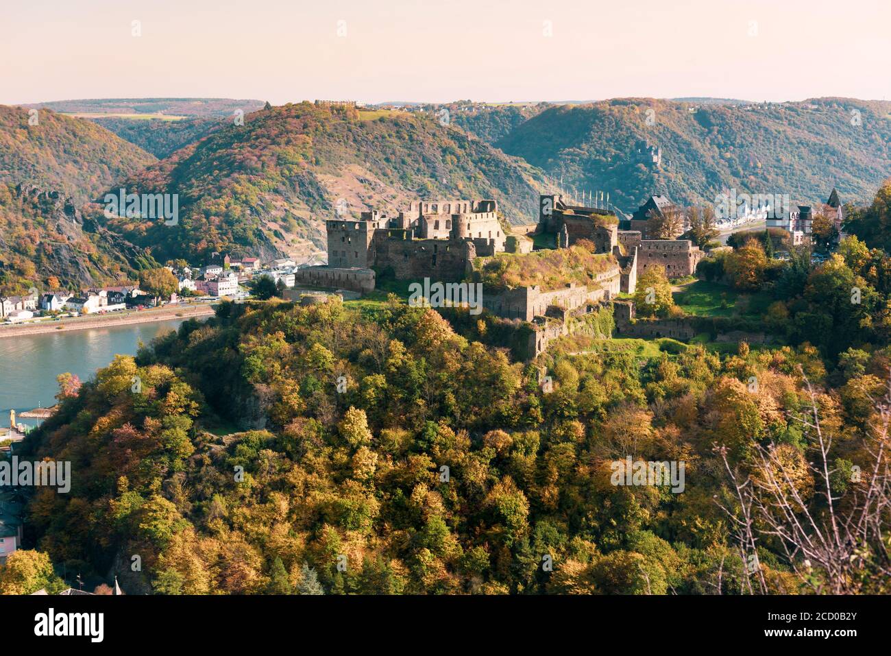 Le château ruine Rheinfels est situé sur une colline verdoyante à côté du Rhin pittoresque en Allemagne. Banque D'Images