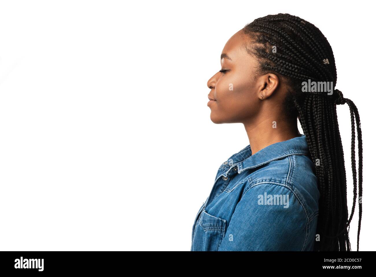 Profil Portrait de la fille noire avec coiffure tressée, fond blanc Banque D'Images