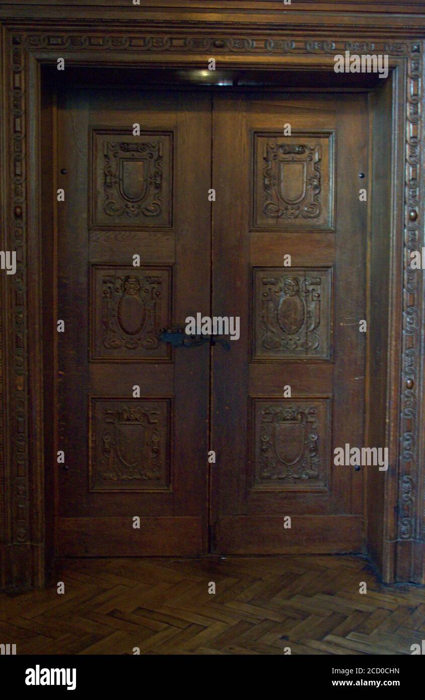 Riches portes en bois appartenant à une classe de médiévale nobles Banque D'Images