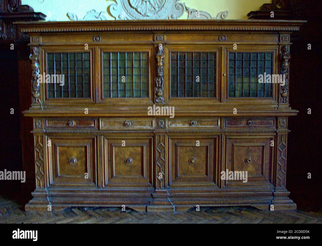 Un ancien meuble en bois appartenant à une haute classe De nobles médiévaux Banque D'Images
