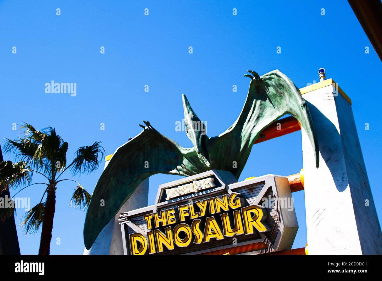 Signe de la station de dinosaures volants et figure de Pteranodon à Universal Studios Japan.DINOSAURE volant des célèbres attractions d'Universal Japan. Banque D'Images