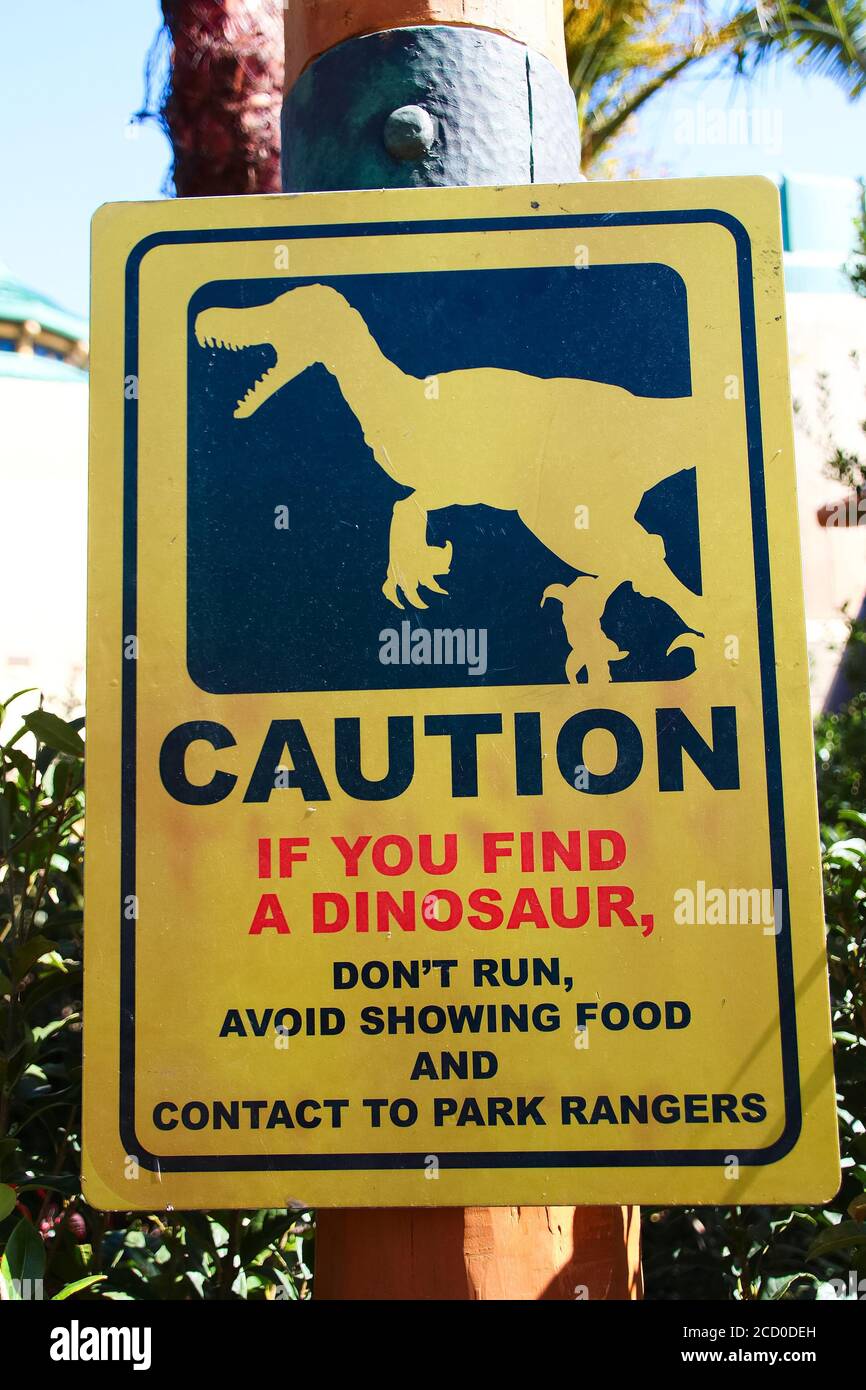 Trouvez un panneau d'avertissement de dinosaure dans Jurassic Park Section Universal Studios Japan . Banque D'Images