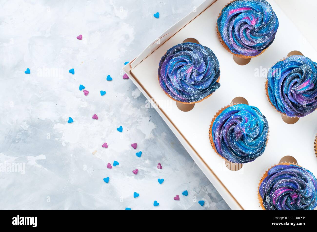 Boite De Petits Gateaux A La Vanille Avec Creme Fouettee Noire Galaxie Sur Fond Gris Espace Vide Pour Le Texte Photo Stock Alamy