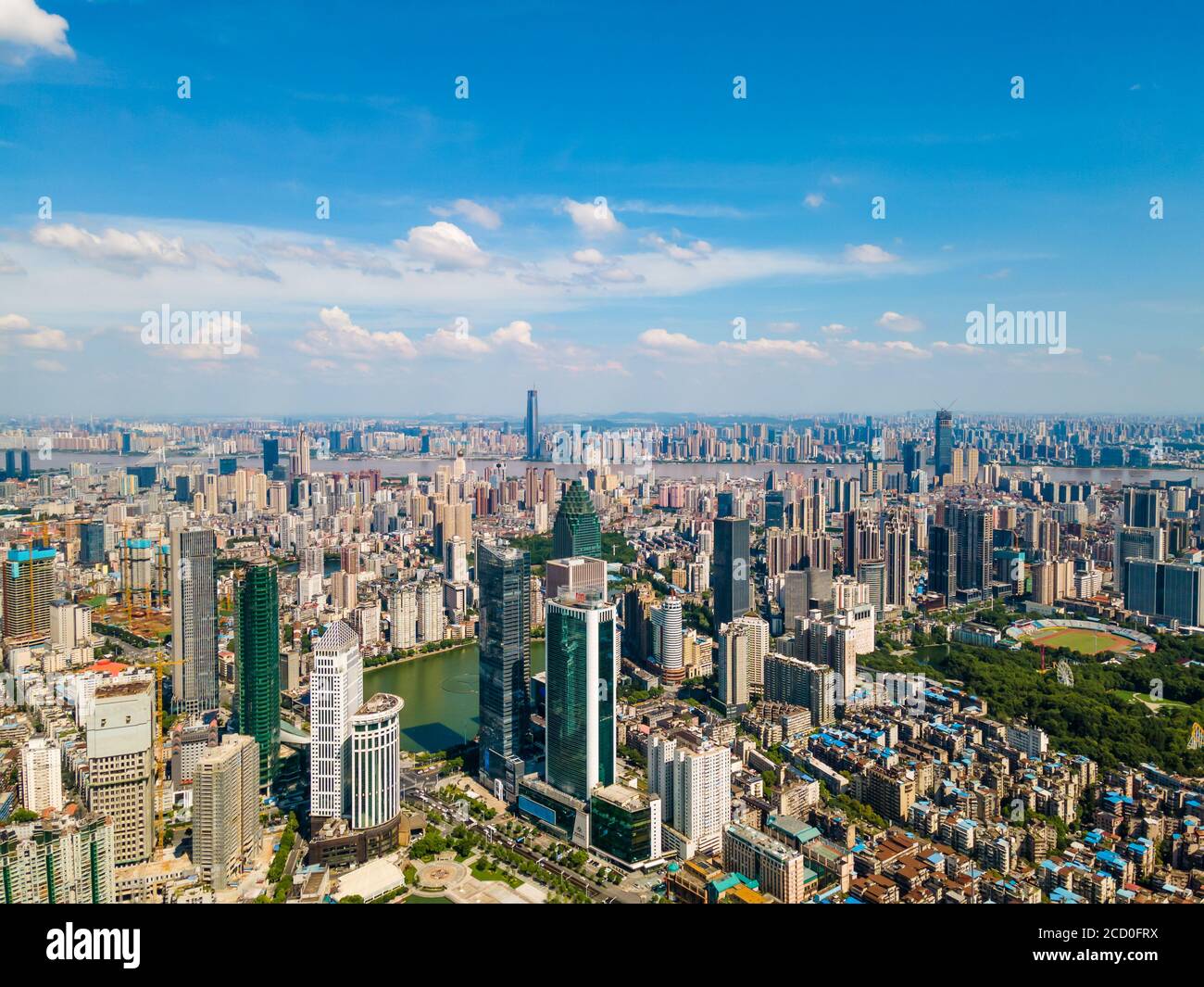 Vue aérienne de l'horizon de Wuhan et du fleuve Yangtze avec gratte-ciel surgrand en construction à Wuhan Hubei en Chine. Banque D'Images
