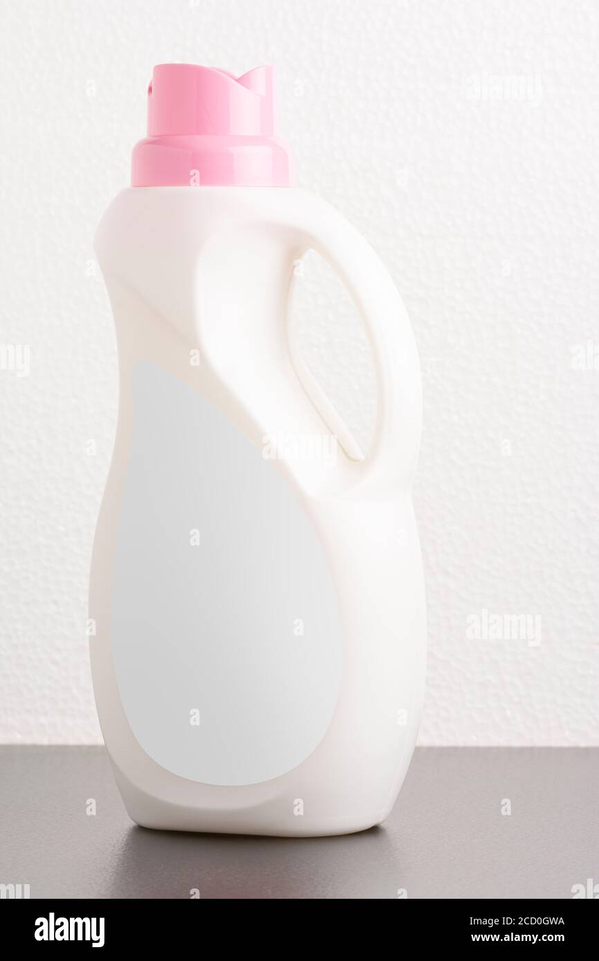 Bouteille de détergent en tissu pour enfants devant un fond gris clair, modèle de série maquette modifiable prêt à l'emploi pour votre conception, chemin de sélection inclus. Banque D'Images