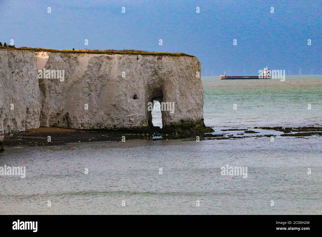 Arche rocheuse érodée à Kingsgate Beach, près de Broadescaliers, dans le Kent, dans le sud-est de l'Angleterre, au crépuscule Banque D'Images