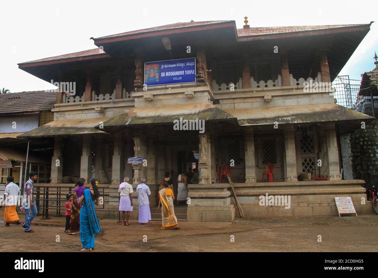 Kolur Mookambika Temple, en Inde, un temple hindou dédié à la Déesse mère connue sous le nom de Mookambika Devi, il est situé dans les contreforts de Kodachadri Banque D'Images