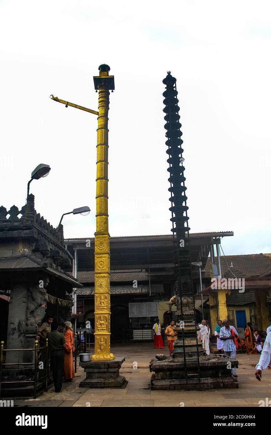 Kolur Mookambika Temple, en Inde, un temple hindou dédié à la Déesse mère connue sous le nom de Mookambika Devi, il est situé dans les contreforts de Kodachadri Banque D'Images