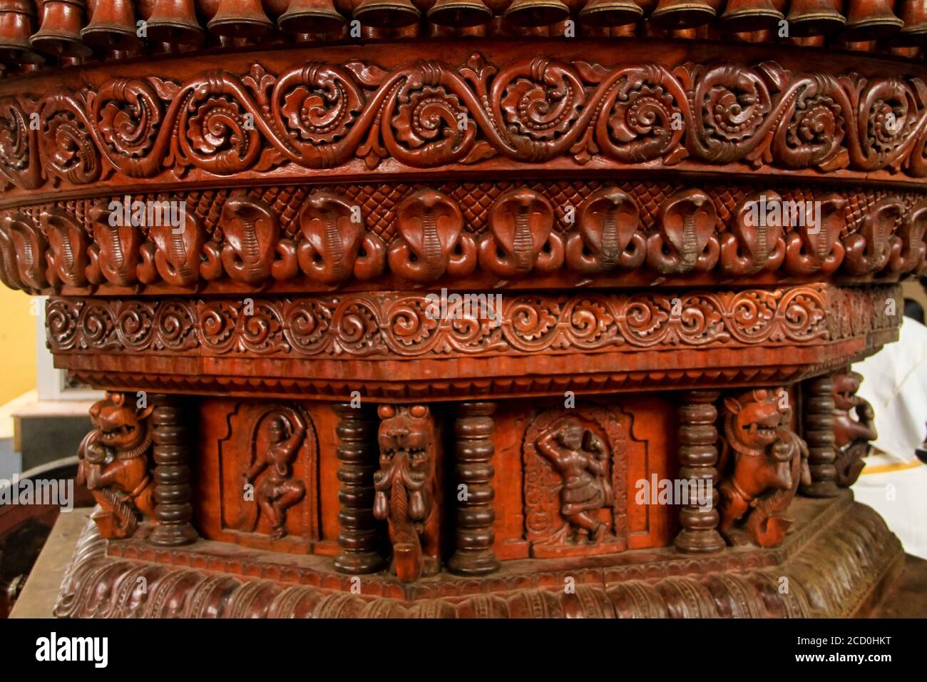 Kolur Mookambika Temple chariot en bois avec gravures de serpents et de cloches trouvés dans le temple de la déesse Mookambika, Karnataka, Inde. Banque D'Images