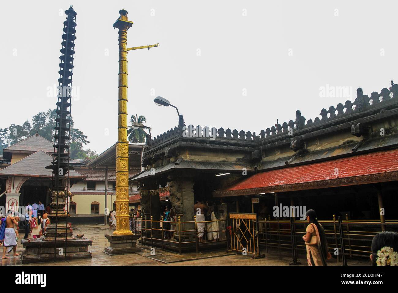 Kolur Mookambika Temple, en Inde, un temple hindou dédié à la Déesse mère connue sous le nom de Mookambika Devi, il est situé dans les contreforts de Kodachadri Banque D'Images