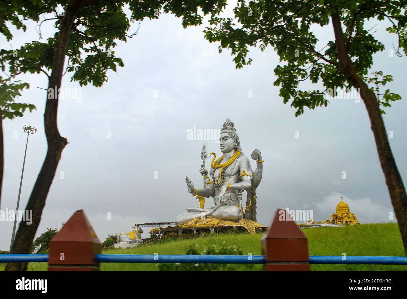 L'effigie à couper le souffle de Shiva à Murudeshwar serait la deuxième plus grande statue de Shiva au monde, un célèbre centre de pèlerinage pour les Hindous. Banque D'Images