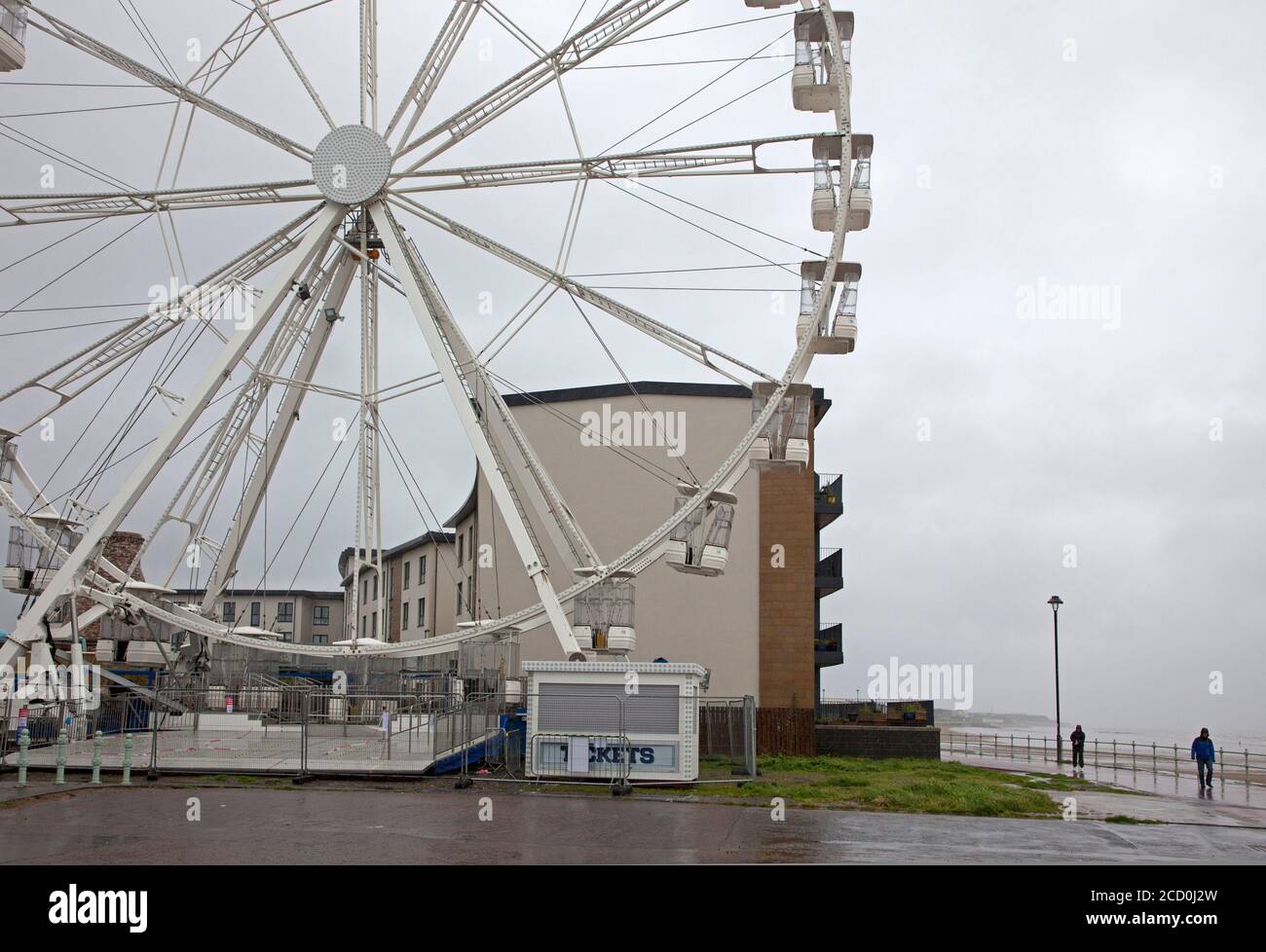 Portobello, Édimbourg, Écosse, Royaume-Uni. 25 août 2020. Des conditions misérables au bord de la mer avec un vent très terne et des pluies de conduite complices de Storm Francis, gardant la plupart des gens loin de la côte, mais il y avait le piéton assez habillé pour être vu sur la promenade. Après la grande grande roue de Ferris avoir le feu vert pour ouvrir tard hier, il est fermé aujourd'hui en raison du mauvais temps. Au moins l'arcade d'amusement sur la promenade est ouverte maintenant après cinq mois. Banque D'Images