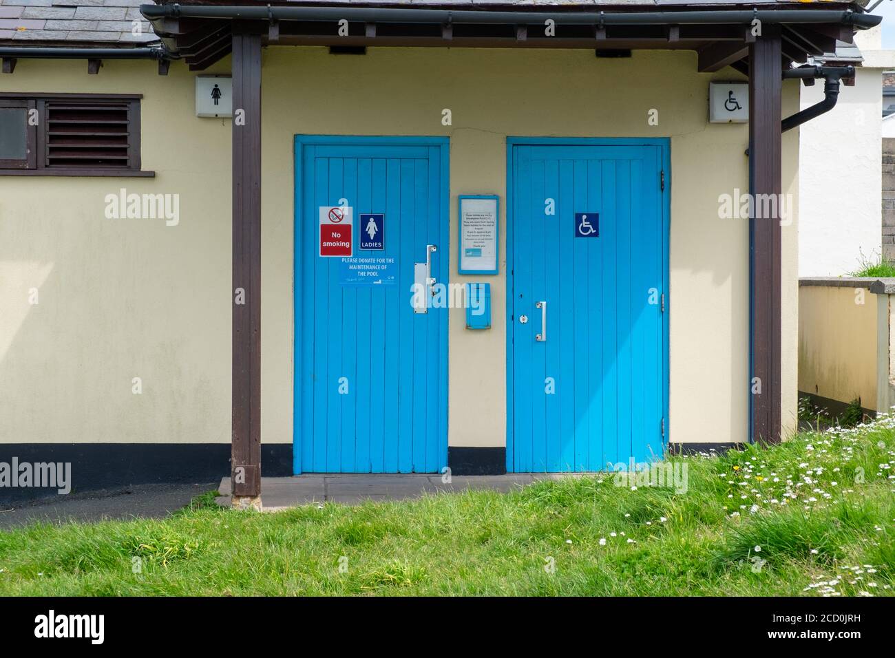 toilettes publiques montrant des signes pour les femmes et les handicapés, Brixham, Devon, Royaume-Uni Banque D'Images