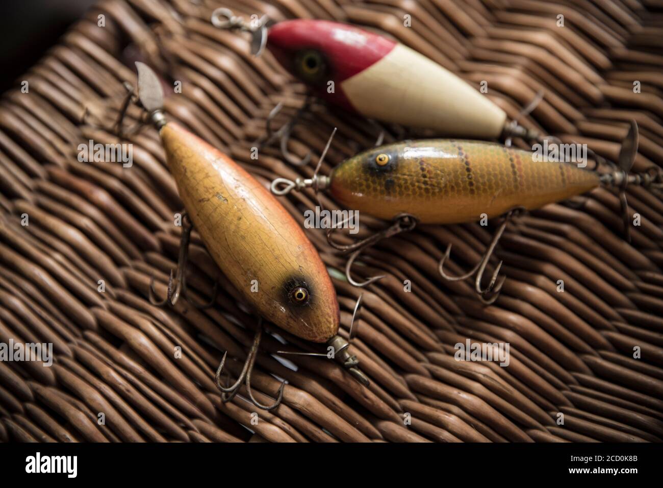 Exemples d'anciennes leurres de pêche de South Bend, ou bouchons, conçus pour attraper des poissons prédateurs exposés sur une ancienne boîte de pêche à l'enlisement. D'une collection de vint Banque D'Images