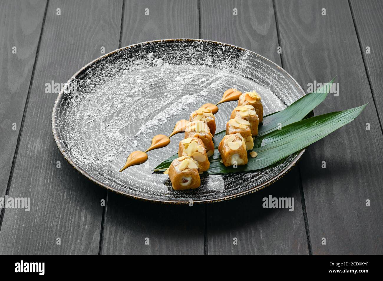 Portion de merbet aux noix, caramel et flocons d'arachide Banque D'Images