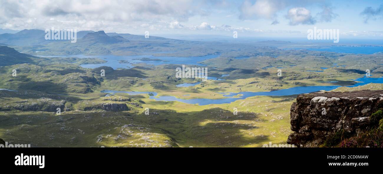 Vue depuis la montagne Suilven, Assynt, Écosse, au sud-ouest, en traversant le Loch Fionn et le Loch Sionasgaig Banque D'Images