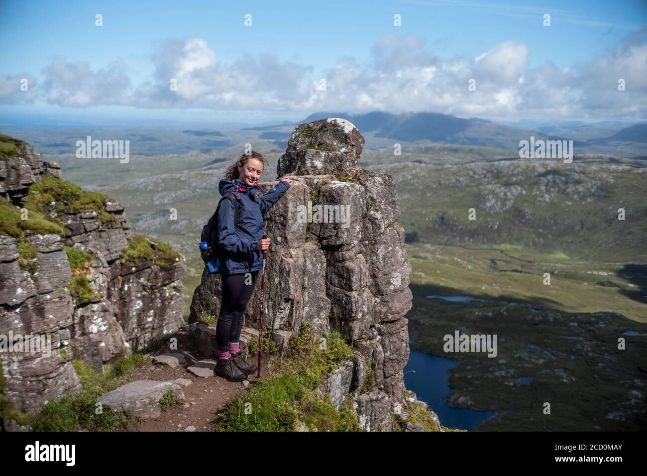 Montagne Suilven, Assynt, Écosse, UN marcheur prend une pause sur le chemin de la montagne Suilven Banque D'Images