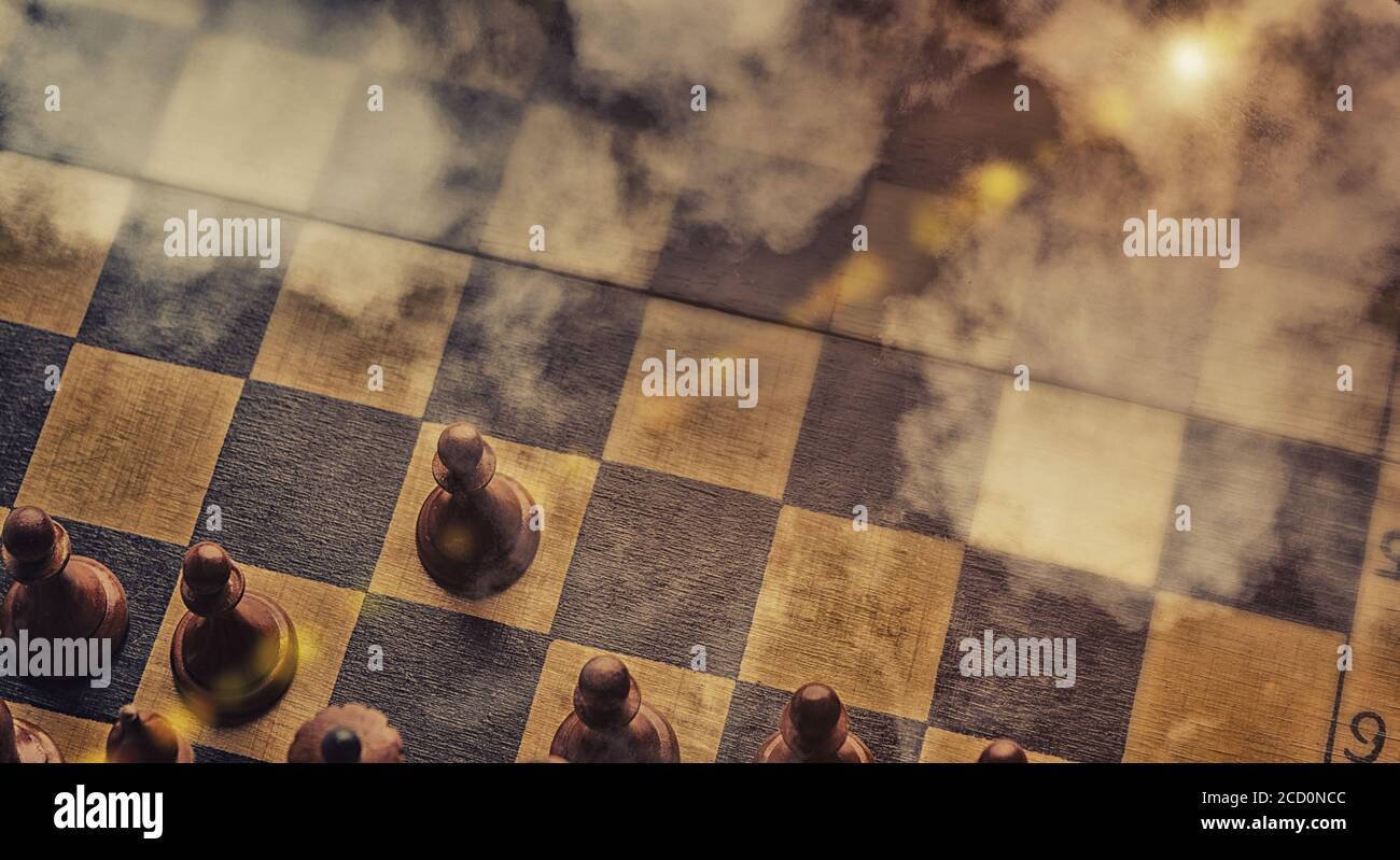 Pièces d'échecs noires debout sur l'échiquier recouvert de brouillard, collage Banque D'Images