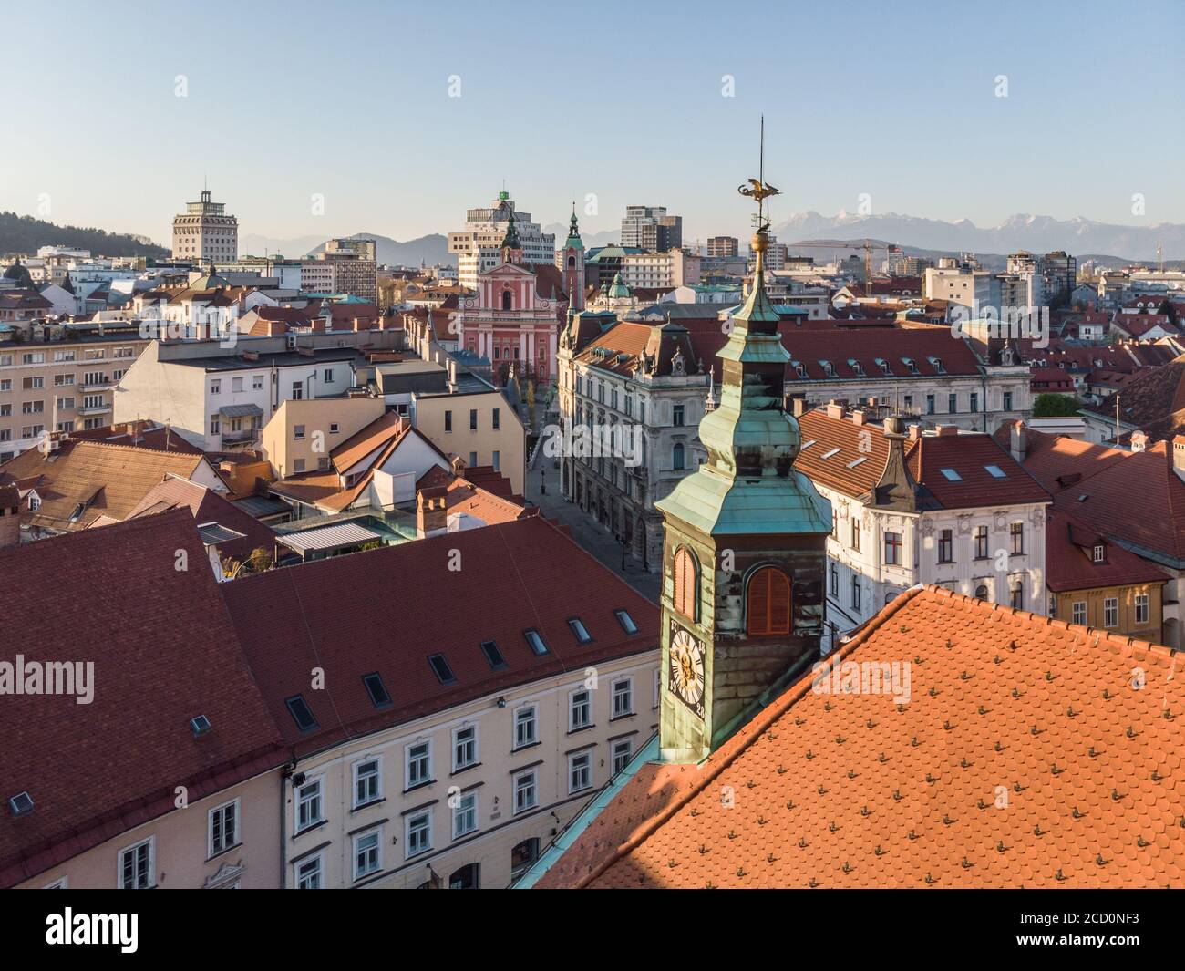 Vue panoramique panoramique panoramique panoramique panoramique sur les toits du centre-ville médiéval, de l'hôtel de ville et de l'église cathédrale de Ljubljana, capitale de la Slovénie, au coucher du soleil Banque D'Images