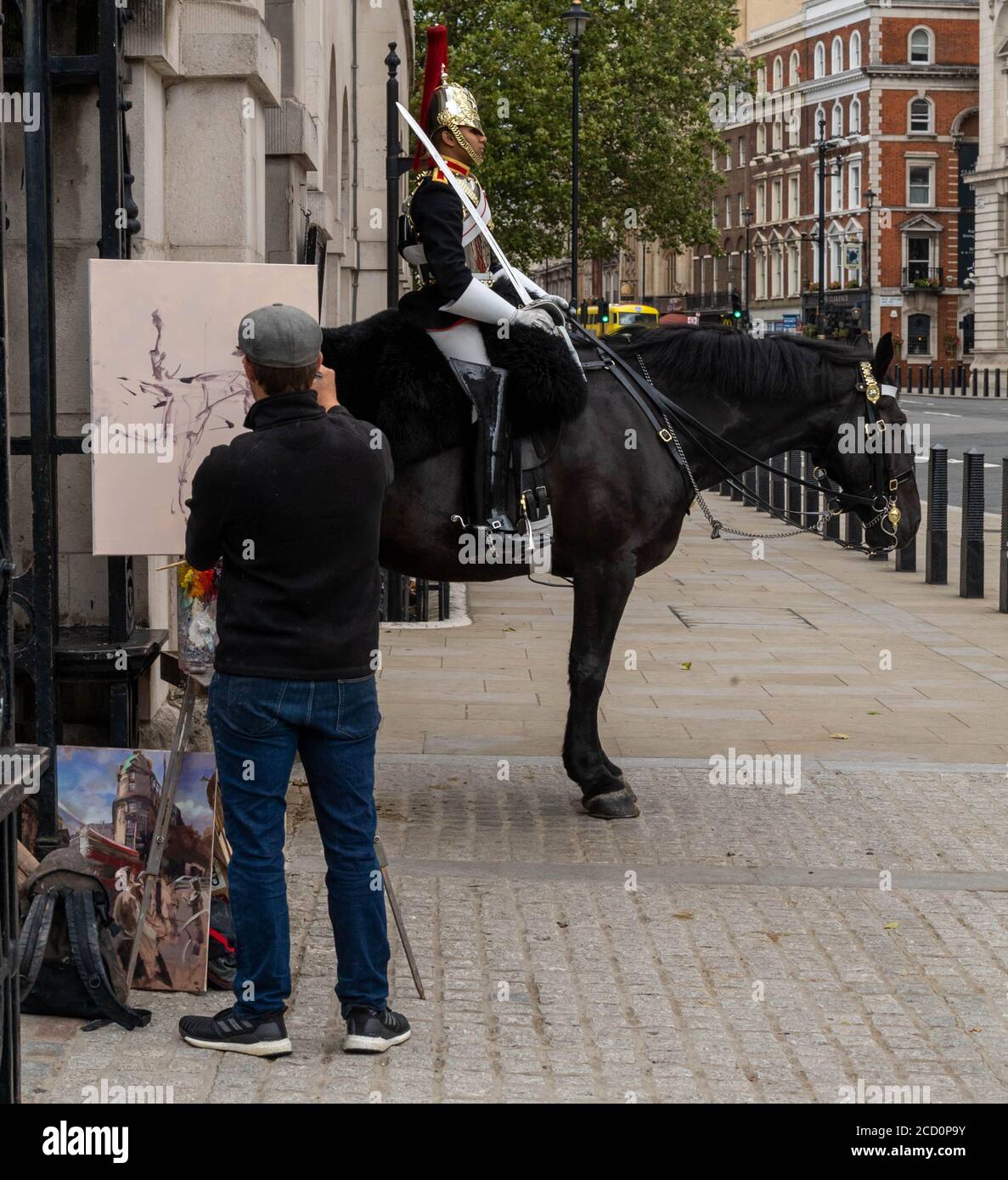 Londres le 25 août 2020 Rob Pointon un artiste de plein air peint les soldats montés au Horse Guards Parade. Il espère que les photos seront accrochées au musée des gardes à cheval. Crédit : Ian Davidson/Alay Live News Banque D'Images