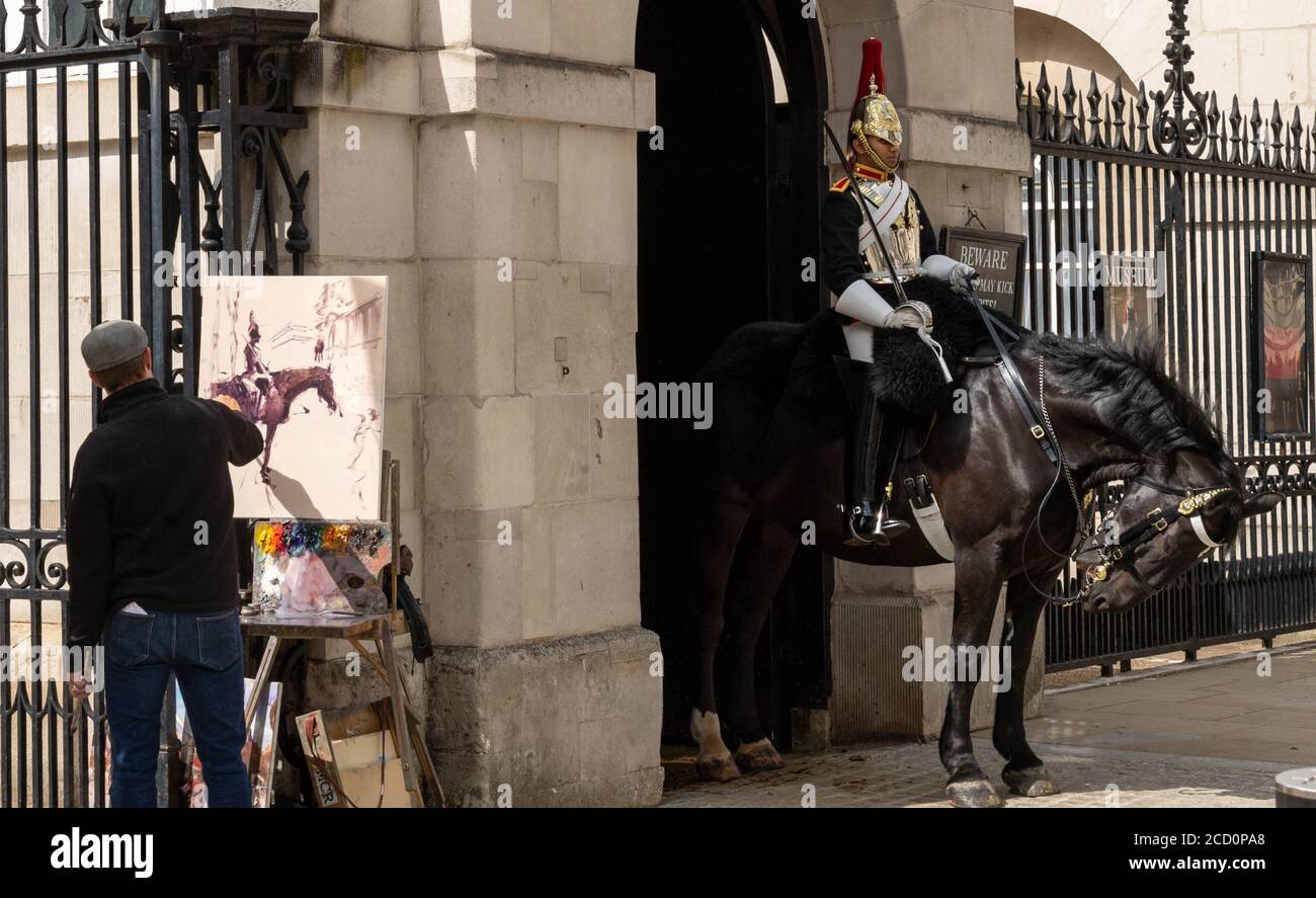 Londres le 25 août 2020 Rob Pointon un artiste de plein air peint les soldats montés au Horse Guards Parade. Il espère que les photos seront accrochées au musée des gardes à cheval. Crédit : Ian Davidson/Alay Live News Banque D'Images