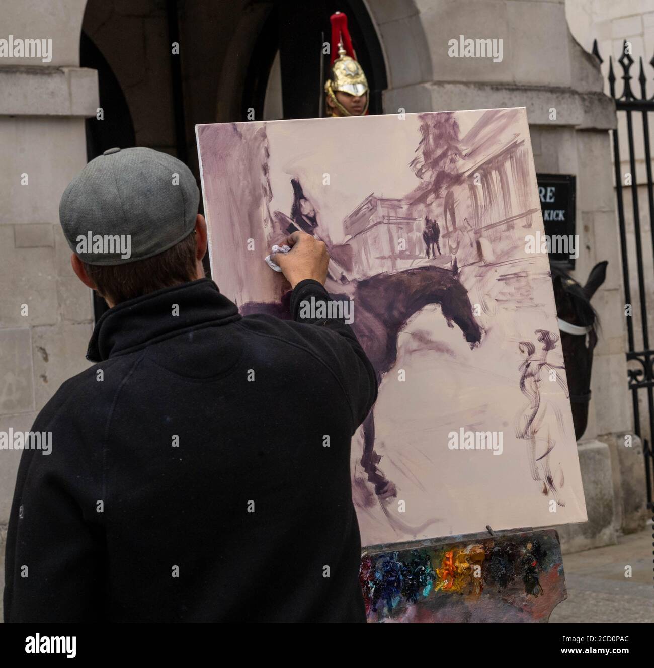 Londres le 25 août 2020 Rob Pointon un artiste de plein air peint les soldats montés au Horse Guards Parade. Il espère que les photos seront accrochées au musée des gardes à cheval. Crédit : Ian Davidson/Alay Live News Banque D'Images