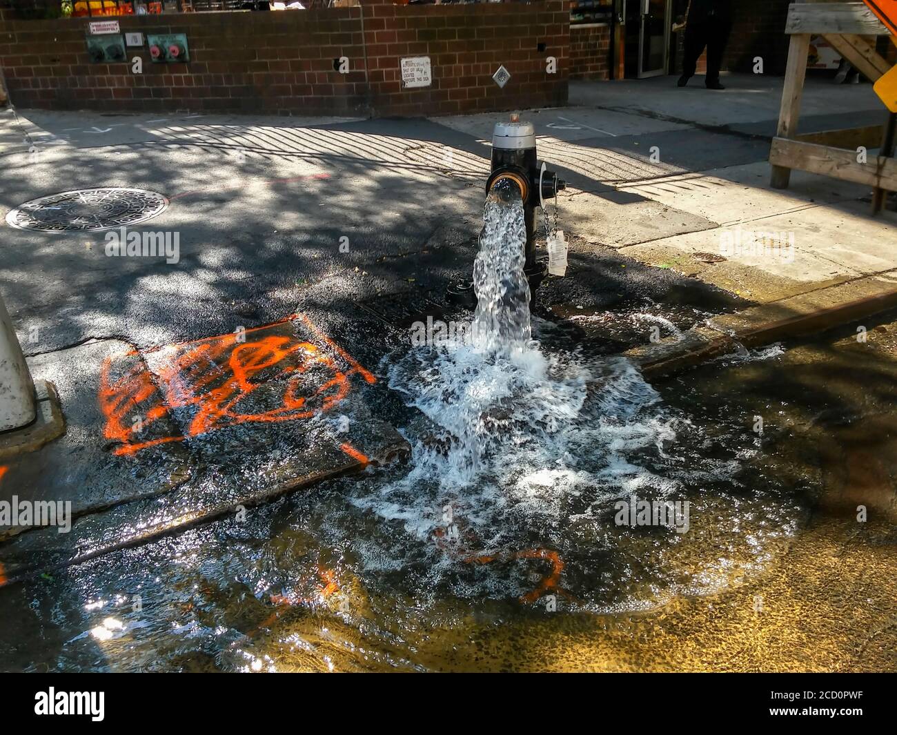 L'eau coule d'une borne d'incendie ouverte à New York le lundi 10 août 2020 alors que le ministère de la protection de l'environnement purge une conduite d'eau. (© Richard B. Levine) Banque D'Images