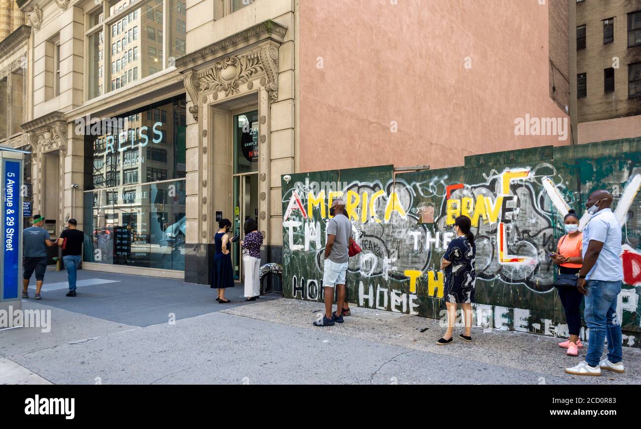 Les acheteurs avertis font la queue devant le magasin de vente d'échantillons 260 à New York le mardi 18 août 2020 pour acheter des vêtements et accessoires Reiss de créateurs très réduits. (© Richard B. Levine) Banque D'Images
