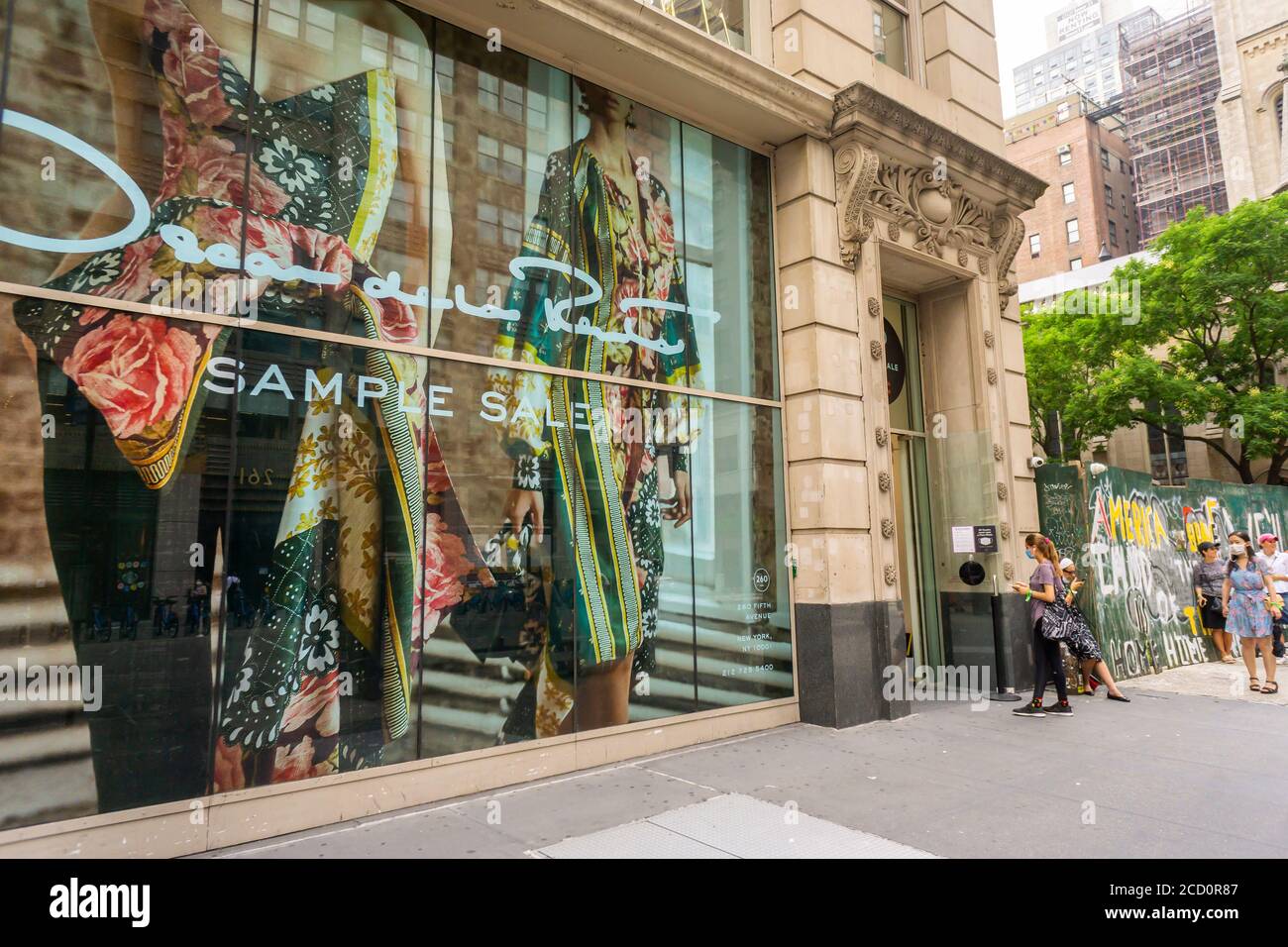 Les clients les plus exigeants font la queue devant le magasin de vente d'échantillons de 260 à New York le mercredi 12 août 2020 pour acheter des vêtements et accessoires de designer à prix réduit Oscar de la Renta. Le magasin a rouvert ses portes aujourd'hui, avec des rendez-vous en magasin, mais les clients sans rendez-vous ont été les bienvenus. (© Richard B. Levine) Banque D'Images