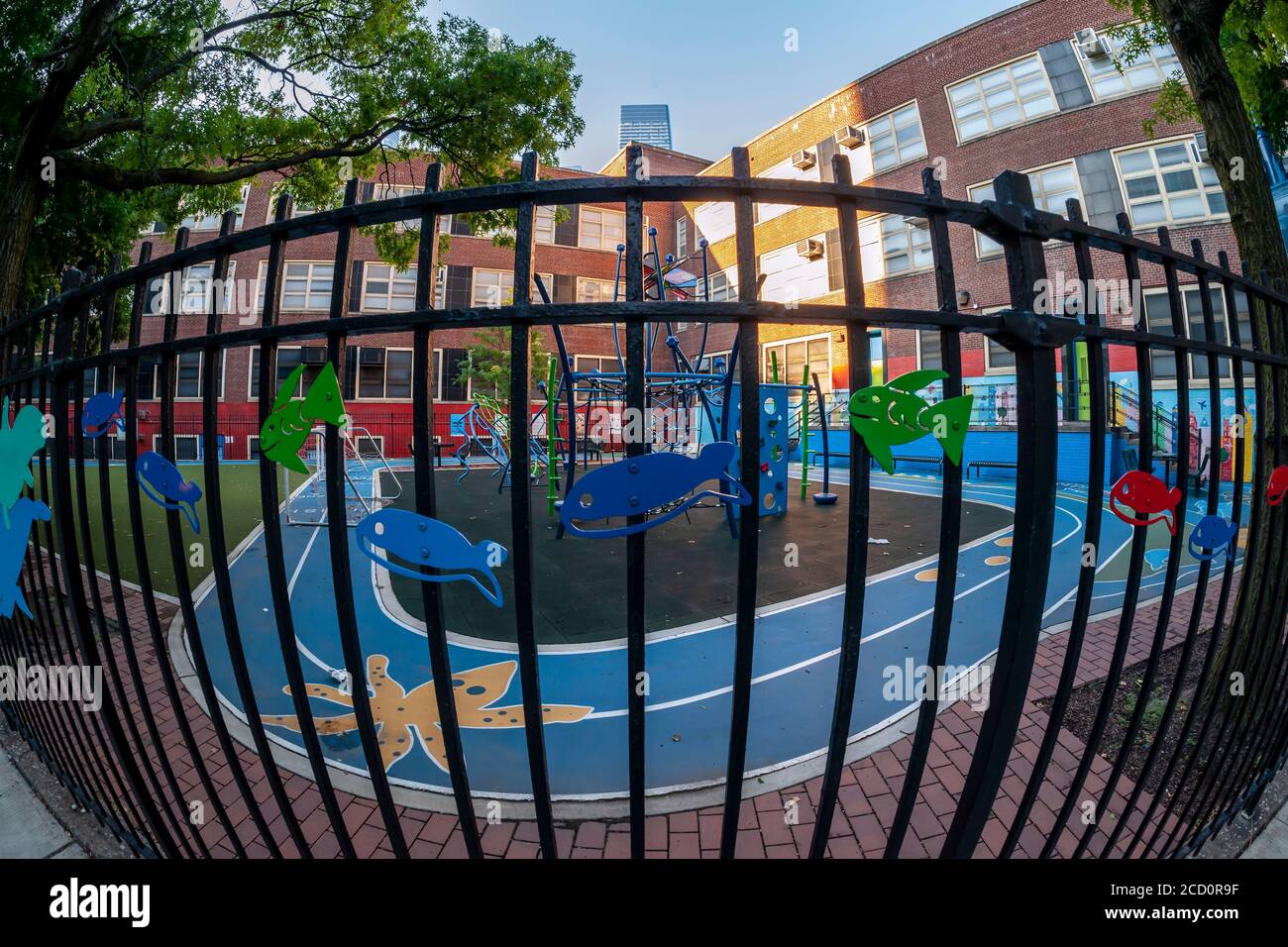 Le terrain de jeu fermé du PS33 dans le quartier de Chelsea, à New York, le mercredi 19 août 2020. L'UFT et un certain nombre de directeurs d'écoles demandent à New York de ne pas rouvrir les écoles dans le cadre du plan existant décrit par le maire et le chancelier d'écoles. Le syndicat des enseignants a menacé de faire grève si les critères de sécurité qu’ils ont proposés ne sont pas adoptés. (© Richard B. Levine) Banque D'Images