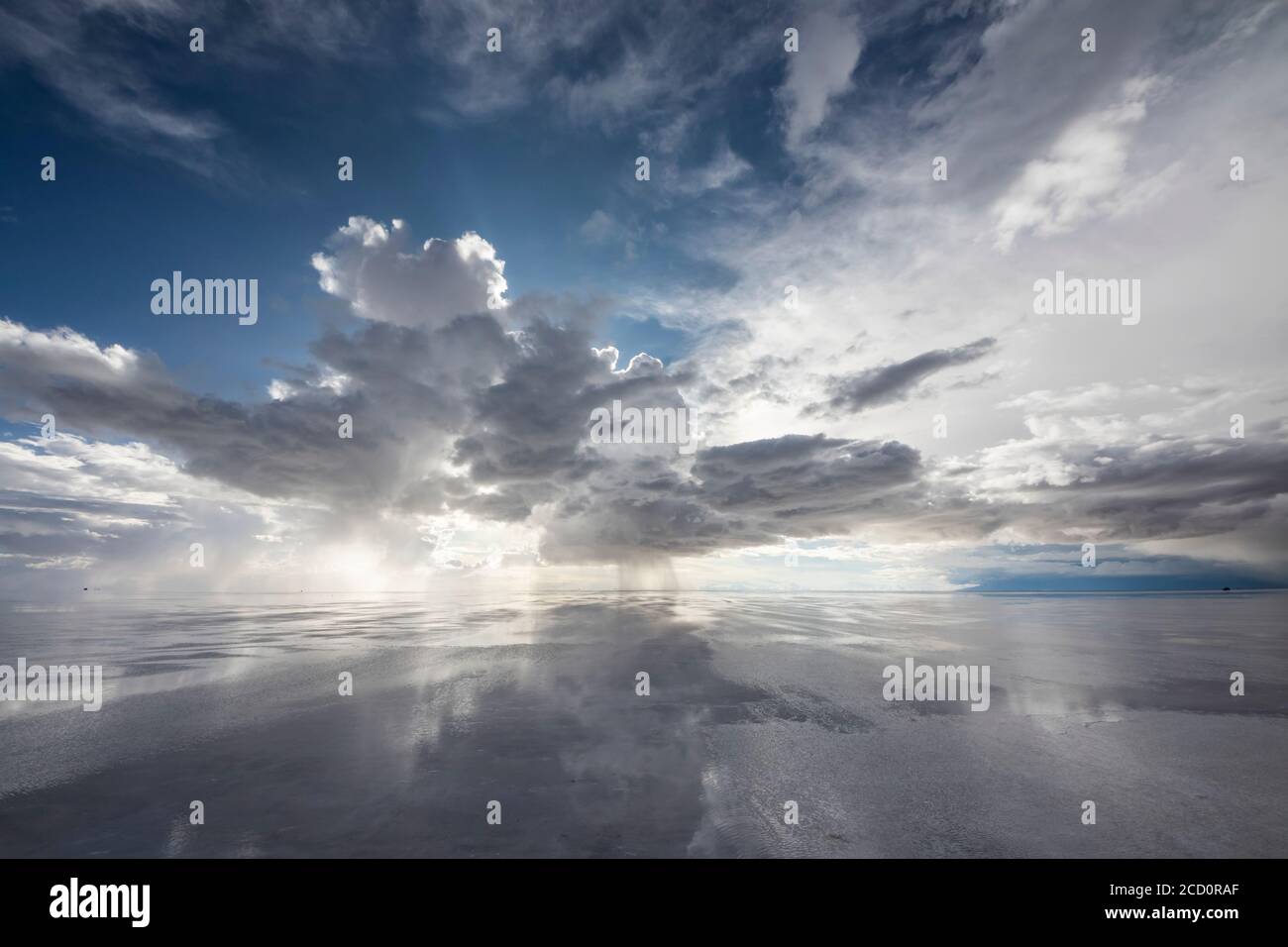 Réflexion pendant la saison des pluies (décembre-février) à Salar de Uyuni, le plus grand plat de sel au monde; Département de Potosi, Bolivie Banque D'Images