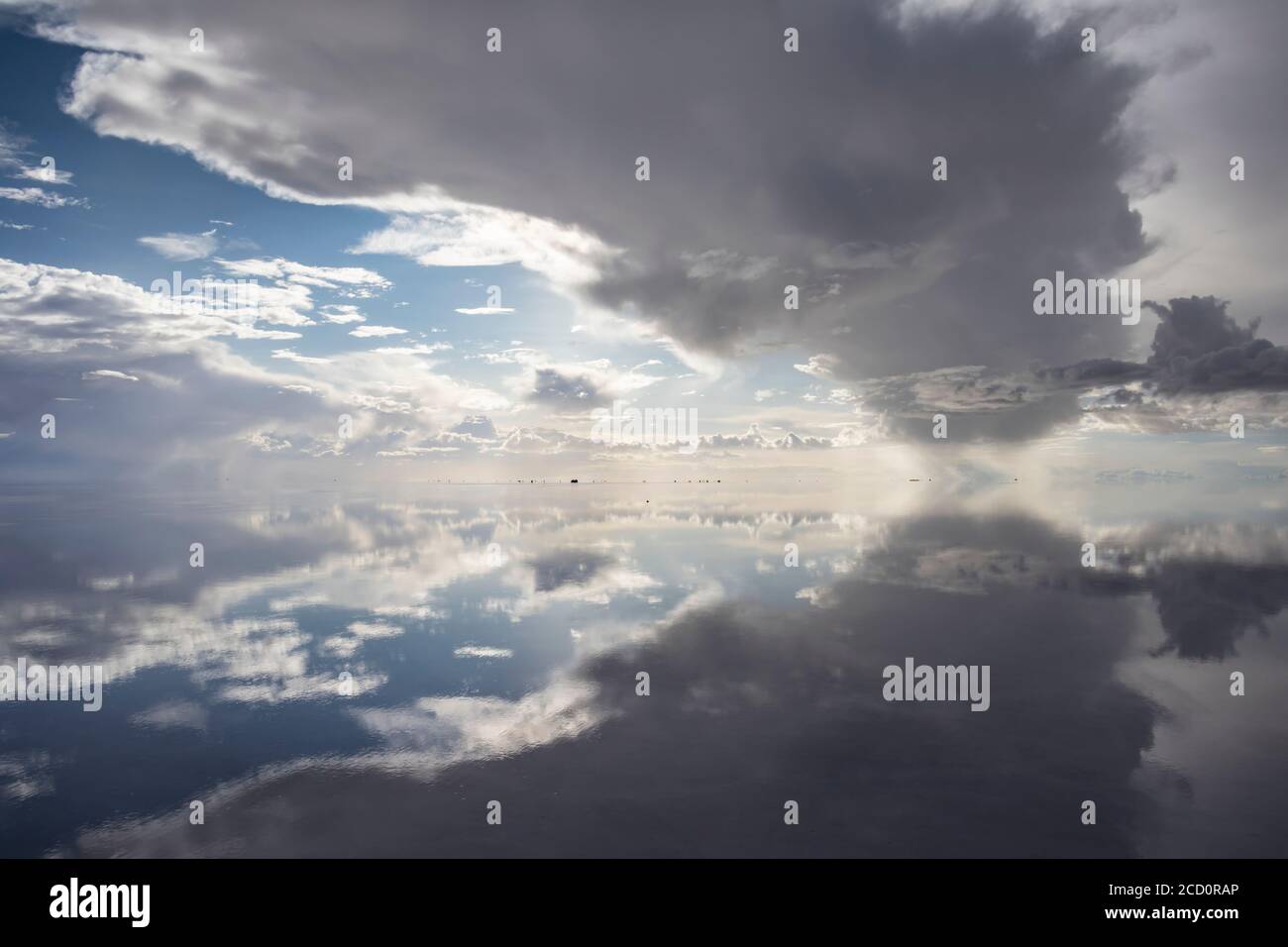 Réflexion pendant la saison des pluies (décembre-février) à Salar de Uyuni, le plus grand plat de sel au monde; Département de Potosi, Bolivie Banque D'Images