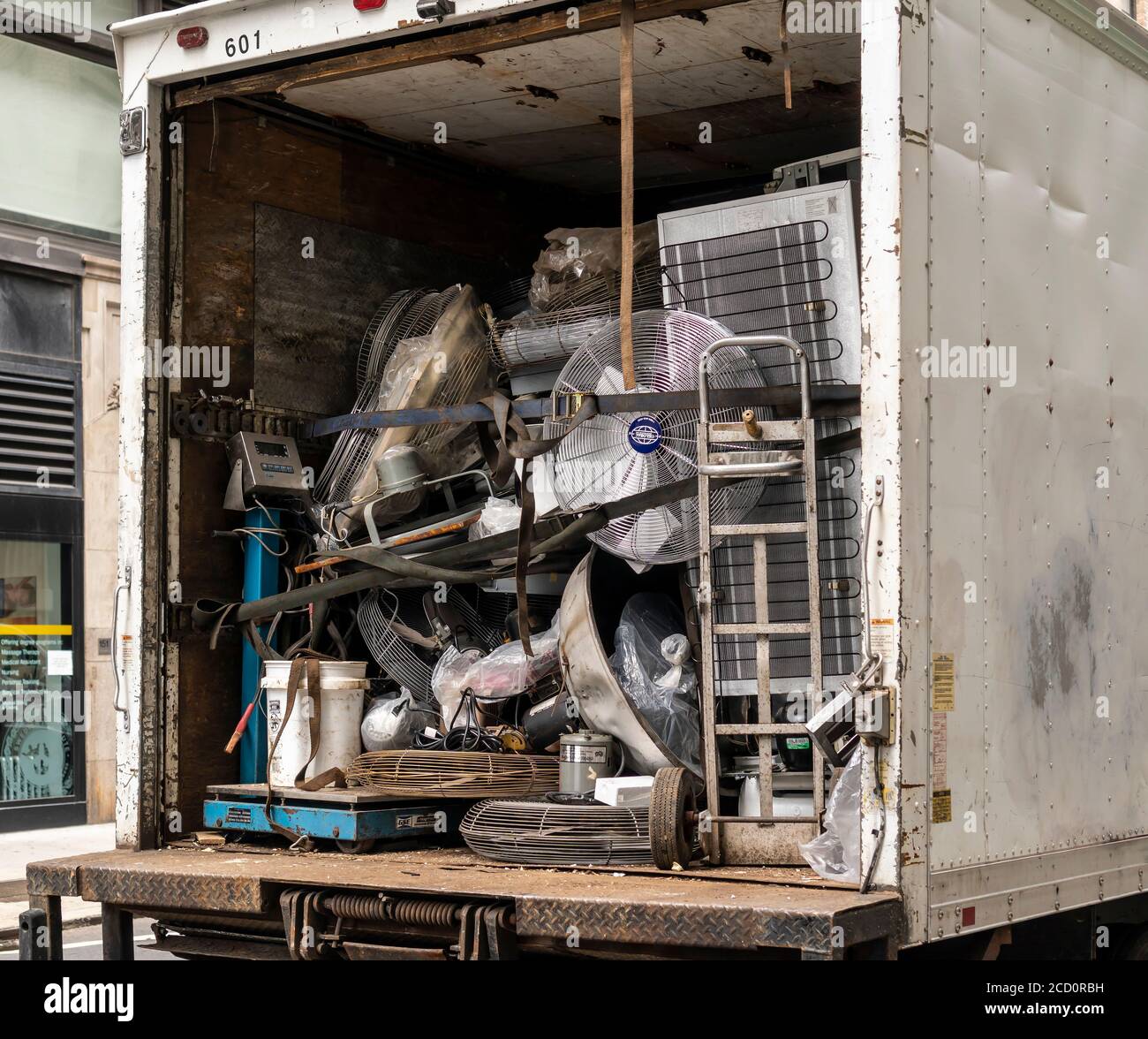 Un camion stationné dans le quartier de Chelsea, à New York, le vendredi 14 août 2020, est chargé d'équipement de bureau et industriel destiné à devenir de la scarpe métallique. (© Richard B. Levine) Banque D'Images