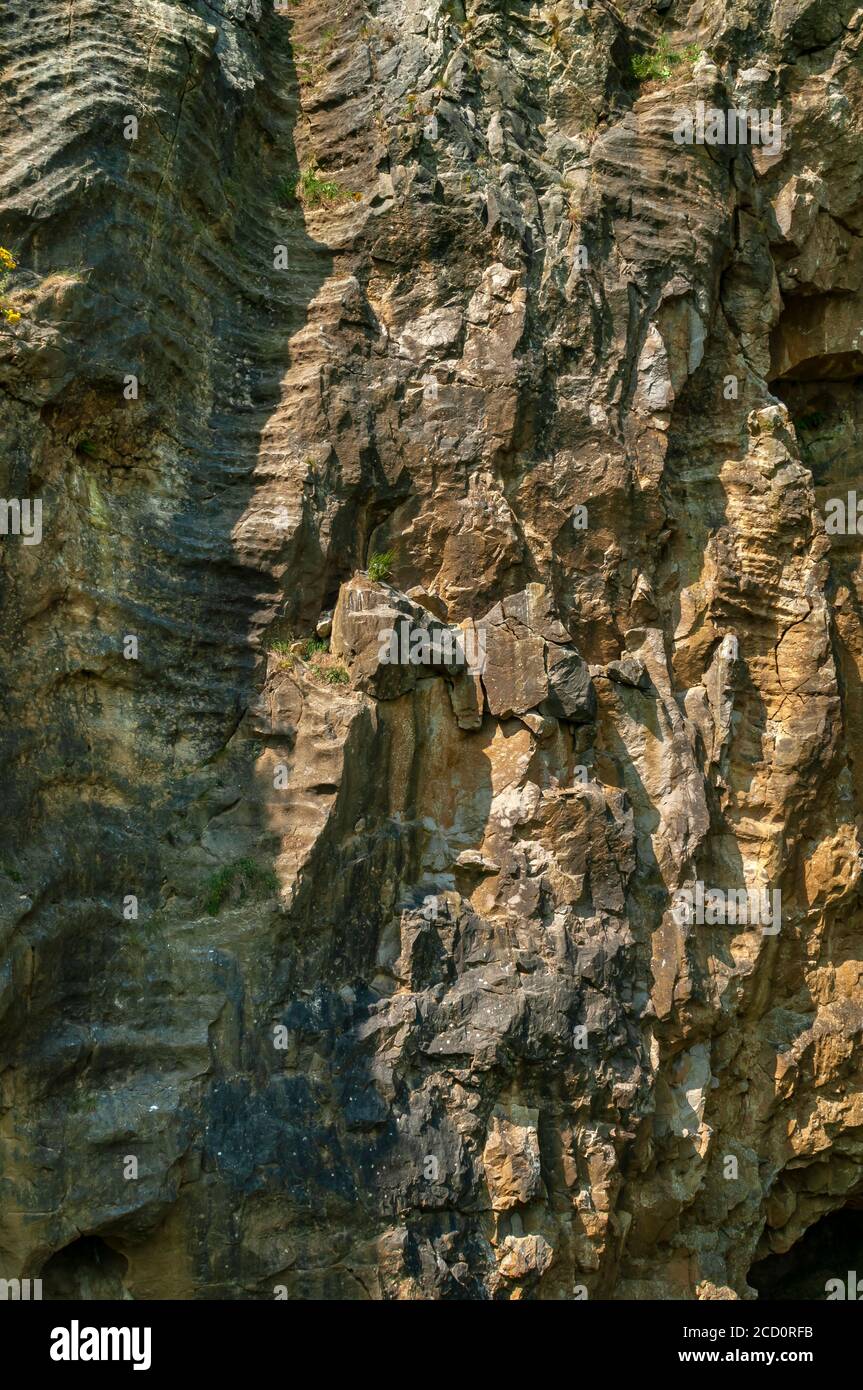 Système naturel de cavernes tronqué par l'exploitation de carrières au Dirtlow Pit, Dirtlow Rake près de Castleton, Derbyshire Banque D'Images