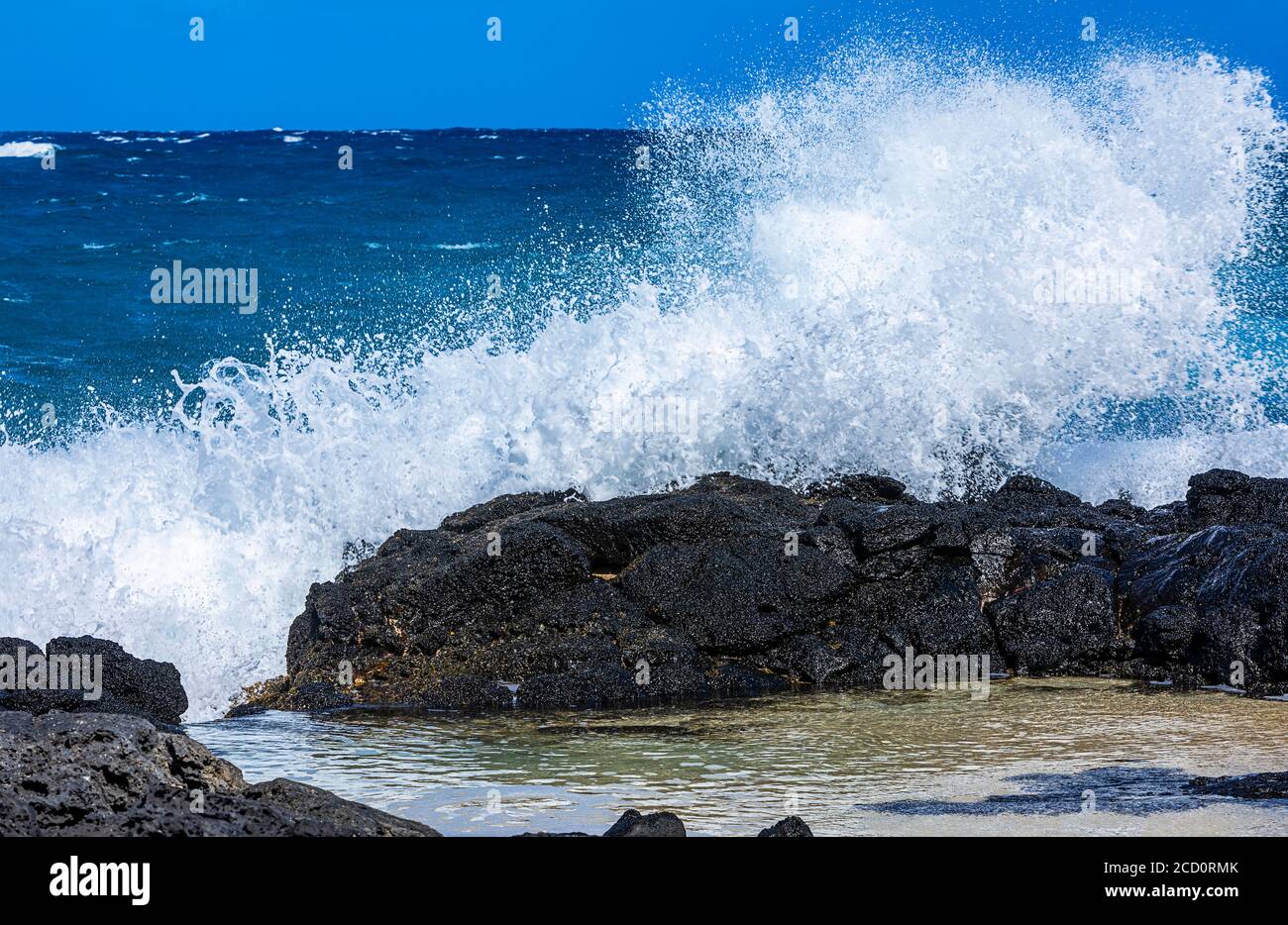 Vagues s'écrasant et éclaboussant sur la roche de lave le long de la rive de Kaupo Cove ; Oahu, Hawaii, États-Unis d'Amérique Banque D'Images