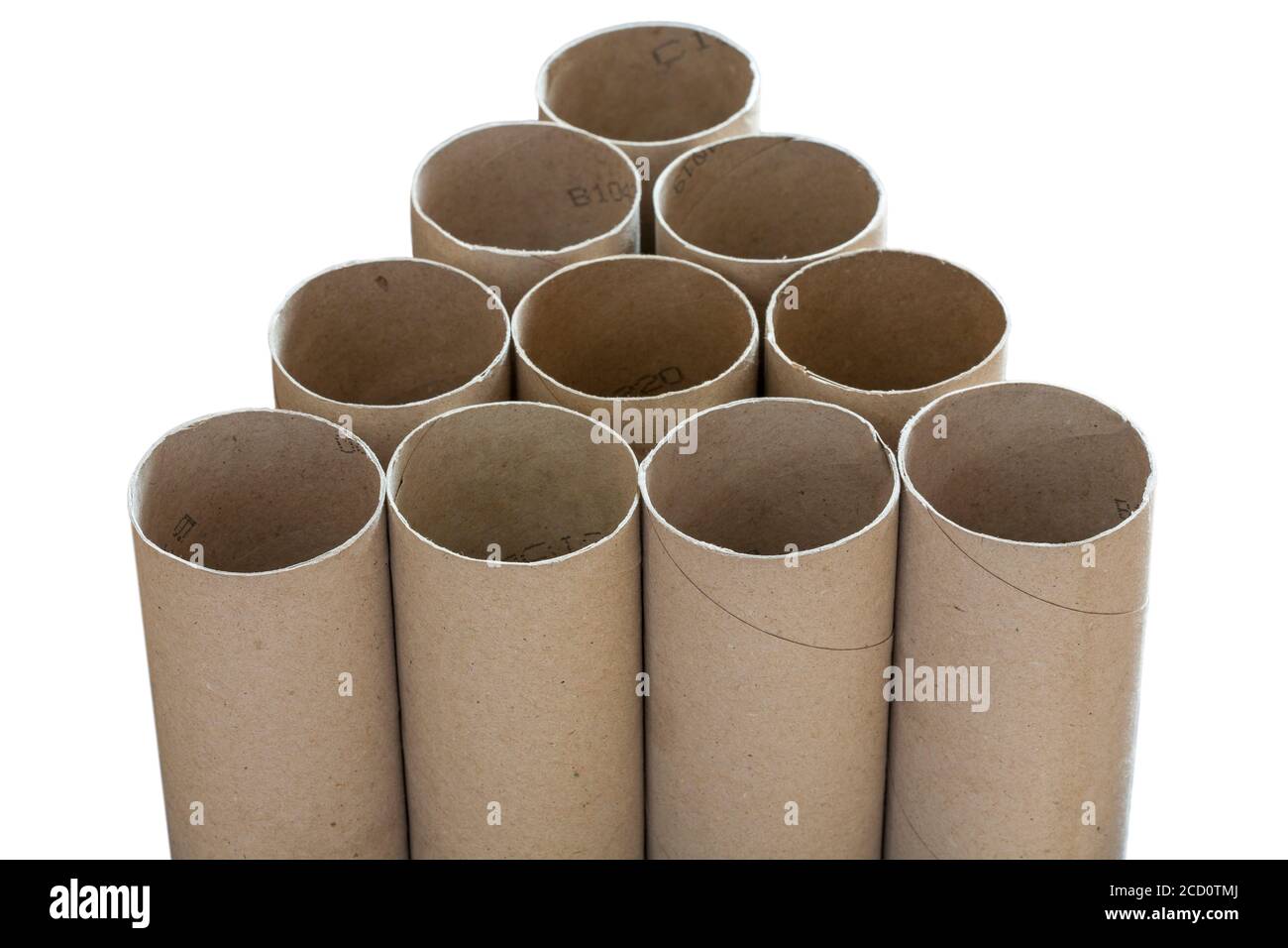 Tubes de rouleau de toilettes vides sur fond blanc , pas de papier de toilette - concept de panique achat de rouleaux de toilettes que les gens panique acheter des articles essentiels au Royaume-Uni Banque D'Images