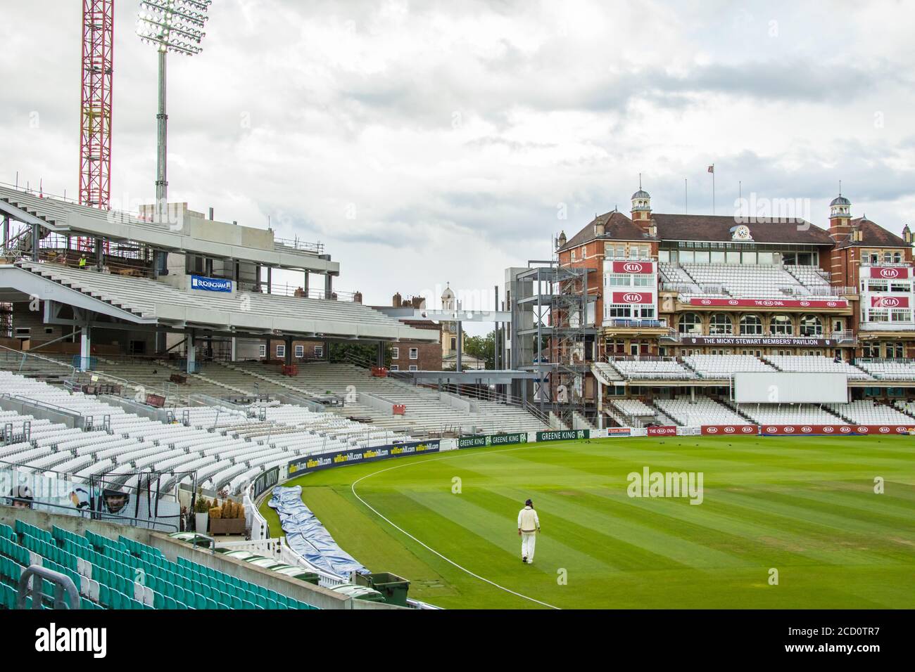 South London, Royaume-Uni. 24 août 2020. Amar Virdi champs sur la frontière tandis que Surrey prennent Kent le troisième jour du jeu Bob Willis Trophy au Kia ova Banque D'Images