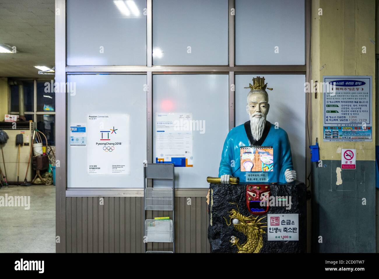 Daegu, Corée du Sud - UNE fortune-teller, ou lecteur de paume dans une forme de vieux ascétique. Ancien intérieur de l'arrêt de bus Daegu Bukbu Intercity. Banque D'Images